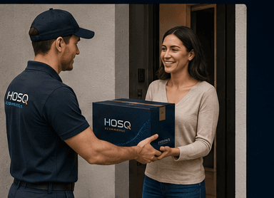 Entregador da HOSQ Ecommerce entregando pacote a uma cliente
