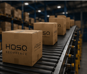 Esteira de expedição com caixas da HOSQ Ecommerce