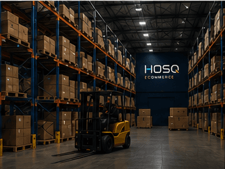 Centro logístico interno da HOSQ Ecommerce com estoque organizado